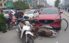 Hà Nội: Nữ tài xế Mazda CX5 đâm 3 xe máy chờ đèn đỏ, một người nhập viện