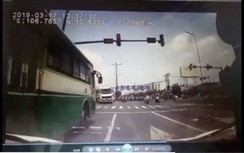 Video: Xe buýt vượt đèn đỏ suýt gây tai nạn thảm khốc ở Sài Gòn