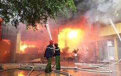 Chùm ảnh: Cảnh sát PCCC Nghệ An lót dạ bánh mì, lao vào biển lửa cứu người