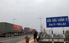 Những chiếc xe container đầu tiên thông quan qua cầu Bắc Luân II