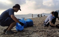 Trẻ em, bệnh nhân phong "xắn tay" cùng du khách Canada dọn rác bãi biển