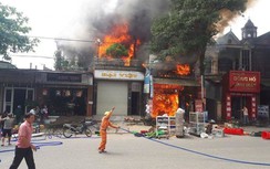 Cháy lớn tại cửa hàng bách hóa, nhiều nhà dân vạ lây