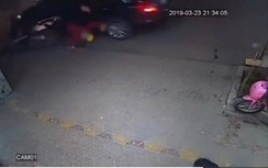 Video: Suýt chết vì dừng xe máy dưới đường xem điện thoại