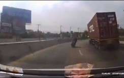 Video: Xe container ôm cua lật ngang đường, người đi đường suýt gặp họa
