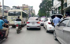 Ô tô vô tư đỗ dưới lòng đường, "bóp nghẹt" giao thông nhiều tuyến Hà Nội