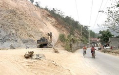 “Bom đất” đe dọa QL7 và hàng chục hộ dân
