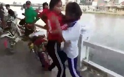 2 nữ sinh lớp 9 Khánh Hòa "hỗn chiến", nhiều người vây quanh "cổ vũ"