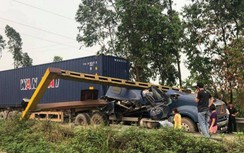 Cố đi cầu Việt Trì, xe container móp đầu sau cú húc barie hạn chế chiều cao