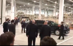 Video: Tổng thống Putin đi siêu xe Aurus vào xưởng Mercedes