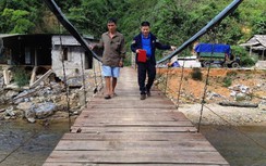 Video: Lão nông tự bỏ tiền xây cầu miễn phí giữa vùng rốn lũ Nghệ An