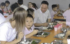 Chủ tịch Trường quốc tế xuống bếp, ăn cùng học sinh để giám sát bữa ăn