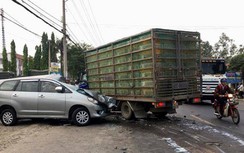 Xe tải lấn làn "đấu đầu" ô tô 7 chỗ, 4 người bị thương nặng