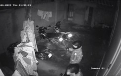Video: Rợn tóc gáy khi xem cảnh 2 tên trộm vác dao vào nhà trộm xe giữa đêm
