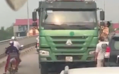 Video: CSGT đu bám xe "hổ vồ" phạm luật, buộc tài xế chịu phạt