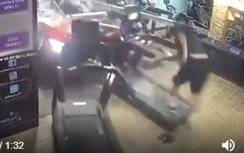 Video: Người đàn ông bị đâm văng khi đang chạy bộ trên máy tập