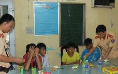 CSGT Hà Nam giúp 4 cháu bé đi lạc về với gia đình