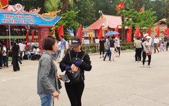 Video: Nhiều chiêu lừa đảo, rút tiền du khách tại Đền Hùng