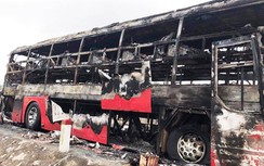 Xe giường nằm cháy trơ khung trên QL1, 30 hành khách may mắn thoát nạn