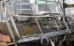 Gara ở Sài Gòn bất ngờ bốc cháy ngùn ngụt, 10 ô tô bị thiêu rụi