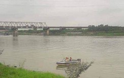 Nữ sinh nhảy sông Đuống tự tử, hai nam thanh niên lao theo cứu