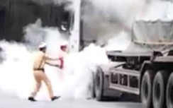Hà Nội: CSGT chặn ô tô gom bình cứu hỏa cứu xe container bốc cháy