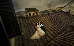 Xôn xao hình ảnh đôi nam nữ chụp ảnh cưới nằm dài trên mái nhà cổ ở Hội An