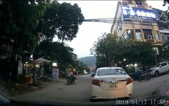 Video: Nữ tài xế thản nhiên đậu ô tô giữa ngã ba đường rồi bỏ đi