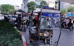Chùm ảnh: Xe ba bánh lập chốt, nghênh ngang đường phố Hà Nội