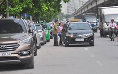 Hà Nội: Đường Nguyễn Xiển biến thành bến đỗ taxi, Grab?