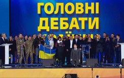 Ứng viên Zelensky và TT Poroshenko quỳ gối tại cuộc tranh luận trước bầu cử