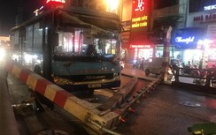 Hà Nội: Xe buýt cố tình lao lên cầu vượt Thái Hà, đâm đổ rào chắn