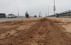 Phương tiện như "gà mắc tóc" qua cầu Nhật Tân vì ngập bùn đất, phế thải