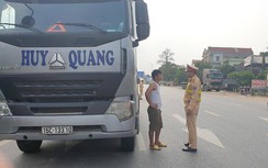 Bắc Ninh: CSGT tuần lưu nhắc nhở ô tô dừng đỗ gây nguy hiểm trên đường