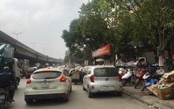 Công an phường than khó xử "bến tạm" của taxi, Grab trên đường Nguyễn Xiển