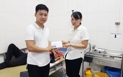 Báo Giao thông trao quà cho mẹ 9X nuôi ba con thơ, vay lãi ngày cứu chồng