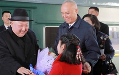 Ông Kim Jong Un xuống tàu và được chào đón tại biên giới Nga