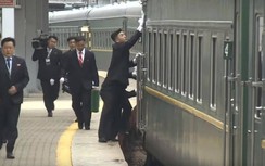 VIDEO: Vệ sĩ của ông Kim Jong Un chạy theo toa tàu lau cửa