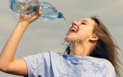 Ngày hè nóng nực, uống bao nhiêu nước là đủ?