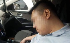 Hà Nội: Tài xế ô tô ngủ quên nửa tiếng khi chờ đèn đỏ bị tạm giữ xe