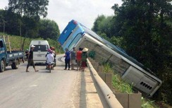 Nghệ An: Tài xế xe khách bẻ lái bất ngờ cứu hai học sinh thoát chết