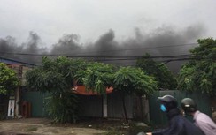 Hà Nội: Kho chứa cám bất ngờ bốc cháy sau trận mưa lớn