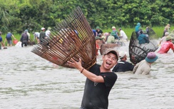 Trẩy hội bắt cá cầu may ở Hà Tĩnh