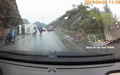 Xe tải mất lái đâm vào vách núi lật ngang khiến người đi đường khiếp vía