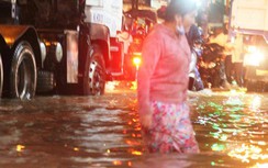 Người dân Biên Hòa bì bõm lội nước trong cơn mưa lớn nhất từ đầu năm