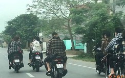 Video: Nhóm người đi xe máy không đội MBH, dàn hàng trên QL1A