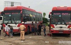 Xe khách 46 chỗ "nhồi" 80 người chạy từ Nghệ An ra Hà Nội bị bắt giữa đường