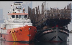 Xuyên đêm vượt sóng cứu 52 thuyền viên gặp nạn tại vùng biển Hoàng Sa