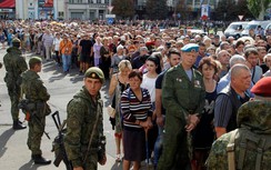 Người Donetsk ùn ùn đến xin hộ chiếu Nga