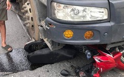 Video: Kinh hoàng giây phút xe máy gặp nạn khi tạt đầu xe tải