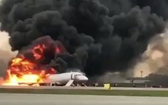 Máy bay chở khách bốc cháy tại sân bay ở Moscow, Nga